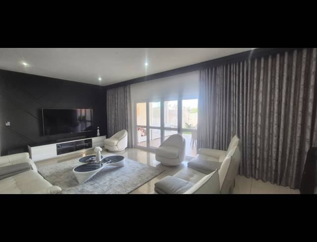 3 BEDROOM APARTMENT FOR SALE IN LA LUCIA RIDGE